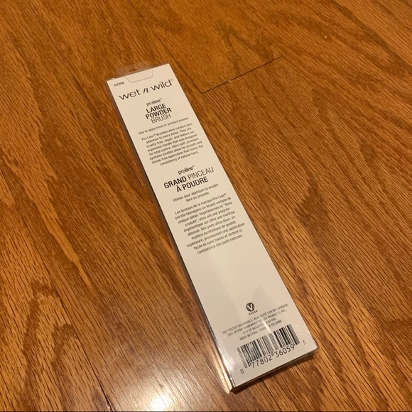 Wet N Wild Large Powder Brush NWT - Picture 3 of 3